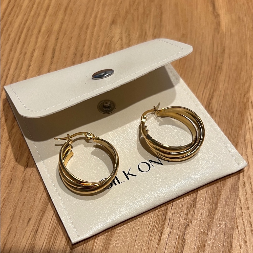 NEVER WORN Gold Hoop Earrings
